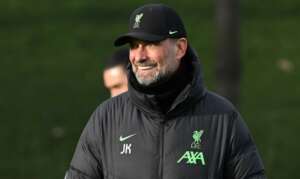 Klopp perde aliança ao comemorar vitória do Liverpool: 'Fiquei desesperado, mas achei'