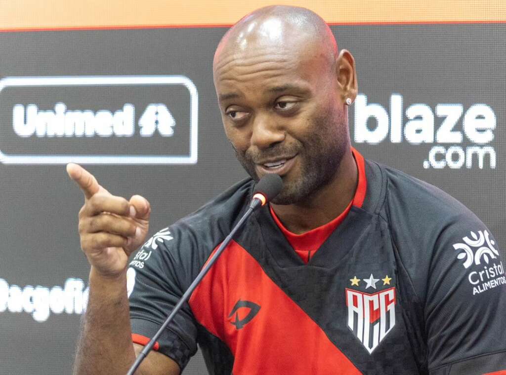 GOIANO: Imparável, Vagner Love é apresentado no Atlético-GO.