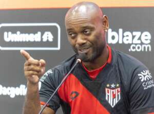 GOIANO: Imparável, Vagner Love é apresentado no Atlético-GO.