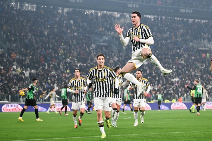 ITALIANO: Juventus bate Sassuolo com dois de Vlahovic e encosta na liderança