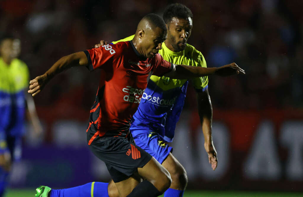 Árbitro acusa time do PR de não pagar por serviços e revela chutes na porta do vestiário