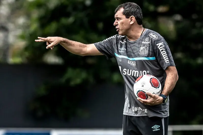 Pego de surpresa por multa de Carille, Santos envia representante ao Japão
