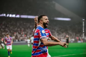 Bahia supera concorrência e acerta compra de volante, negociação mais cara entre nordestinos