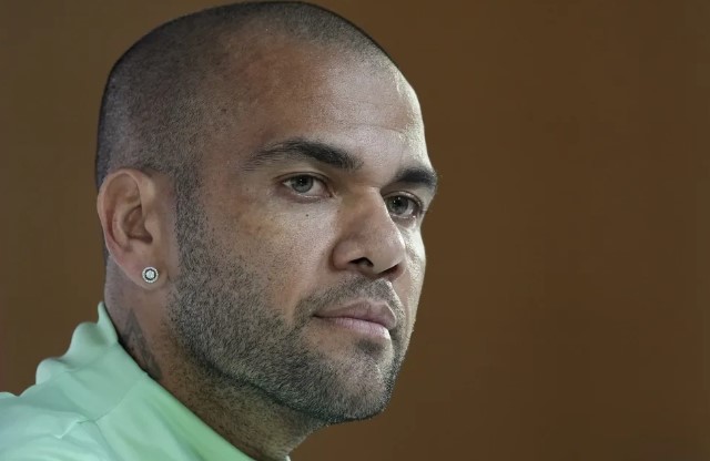 Daniel Alves muda versão e alega que estava bêbado