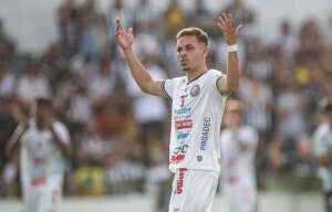 Paulistão: Ponte Preta encaminha contratação de meia do Athletico-PR