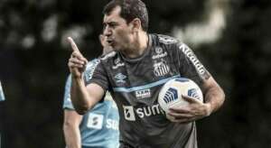 Santos vai 'entrar em contato' com time japonês para resolver polêmica envolvendo Carille