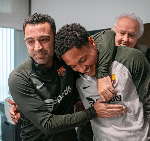 Xavi aguarda registro para escalar Vitor Roque no Barcelona 2 xavi vitor roque recepção barcelona 2024
