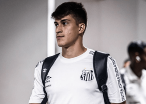 Paulistão: Santos acerta venda de meia da seleção olímpica e empresta atacante para clube do Brasileirão