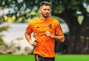 Gaúcho: Alario chega ao Internacional nos braços da torcida e eufórico: 'Estou pronto para jogar'