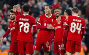 INGLÊS: Liverpool quebra jejum de três anos com goleada no Chelsea e abre 5 pontos do topo