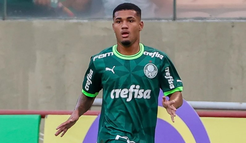 Jogador do Palmeiras é alvo de ofensas racistas após queda na Copa SP