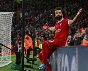 INGLÊS: Liverpool bate Newcastle em jogo com recorde de Salah e presença de Firmino na torcida
