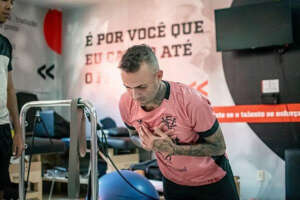 Luan é apresentado pelo Vitória com dedo da Fatal Model e torcedores recordam episódio em motel