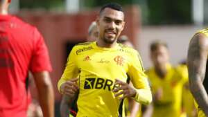Carioca: Botafogo pode aproveitar imbróglio com o Corinthians para trazer Matheuzinho, do Flamengo