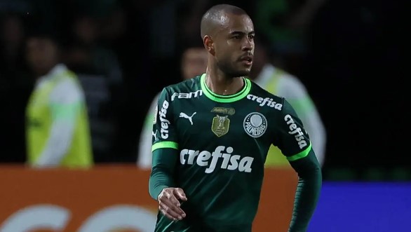 Mayke celebra renovação com o Palmeiras