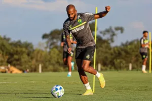 Baiano: Vitória confirma lateral ex-Bahia e São Paulo