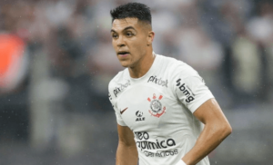 Goiano: Atlético-GO negocia com volante do Corinthians