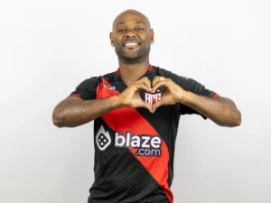 Artilheiro do amor, Vagner Love é confirmado em clube goiano