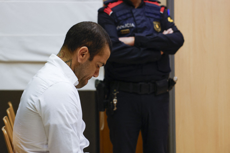 Daniel Alves é condenado a 4 anos e 6 meses de prisão na Espanha por estupro