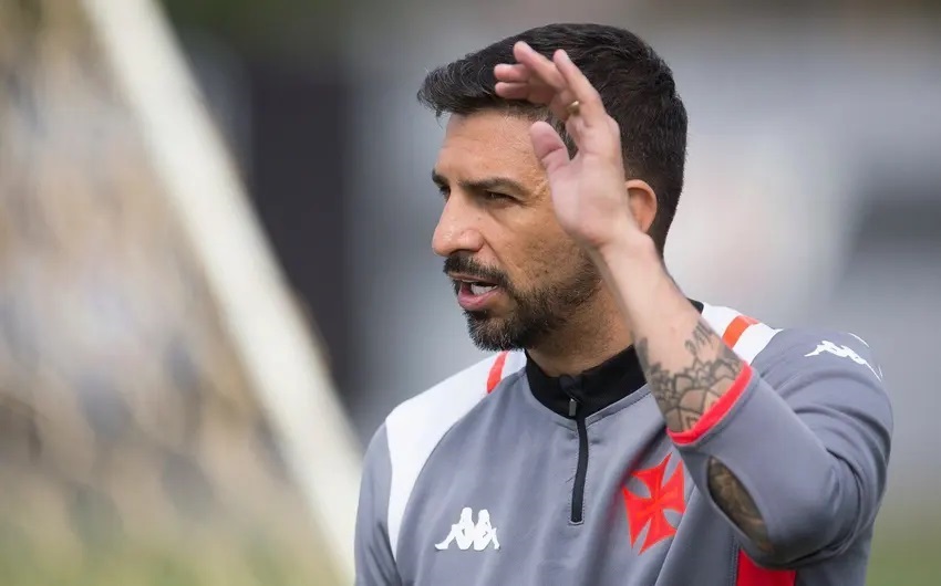 Carioca: Auxiliar do Vasco revela que Vegetti jogou o clássico diante do Flamengo lesionado