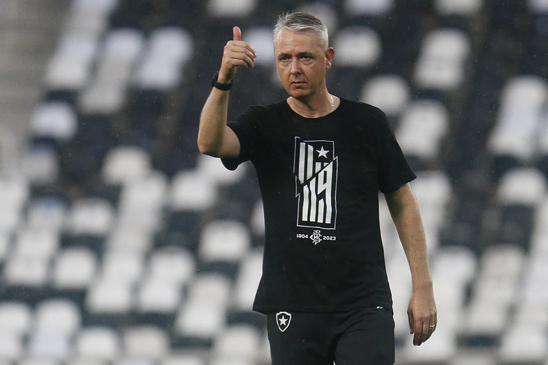 Botafogo demite Tiago Nunes e confirma venda de atacante para clube russo