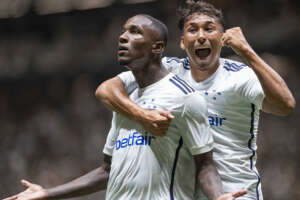 MINEIRO: Em clássico com confusões, Cruzeiro surpreende Atlético na Arena MRV