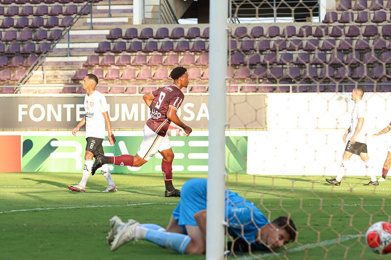 Ferroviária 2 x 1 Linense