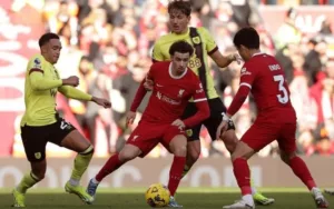 INGLÊS: Liverpool derrota Burnley e recupera liderança; Tottenham vence de virada