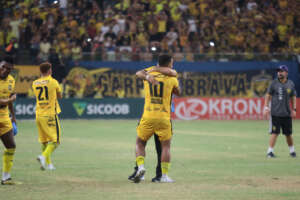 AMAZONENSE: Onça vence jogo com três árbitros e vai à final