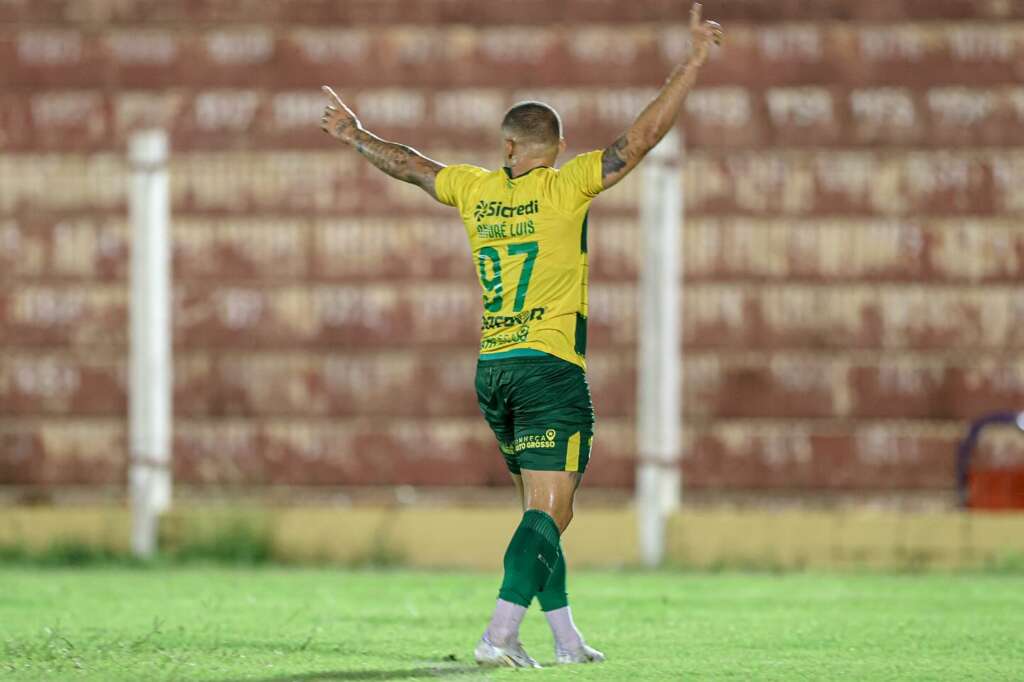 Mato-Grossense: Atacante Ex-Ponte Preta sai do banco e marca golaço pelo Cuiabá