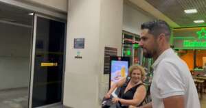 António Oliveira no Corinthians: técnico chega em SP com mulher, filhos e a sogra e vira meme