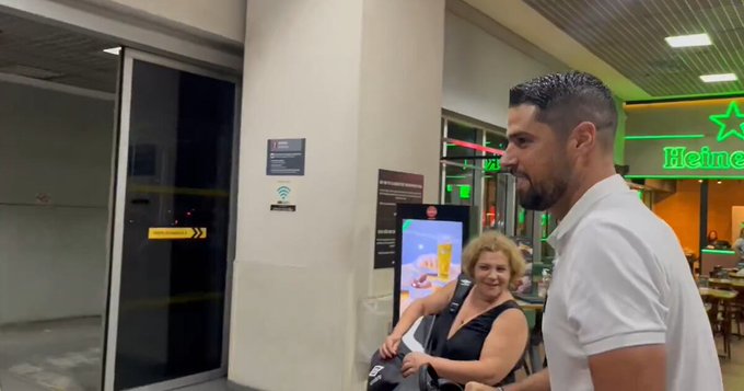 António Oliveira no Corinthians: técnico chega em SP com mulher, filhos e a sogra e vira meme