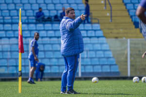 Catarinense: Gramado da Ressacada é alvo de críticas e Barroca ‘abraça’ elenco do Avaí: “Comigo até o fim”