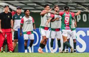 Portuguesa Santista 1 x 1 Oeste - Alex Reinaldo marca no fim e comemora com gestos obscenos