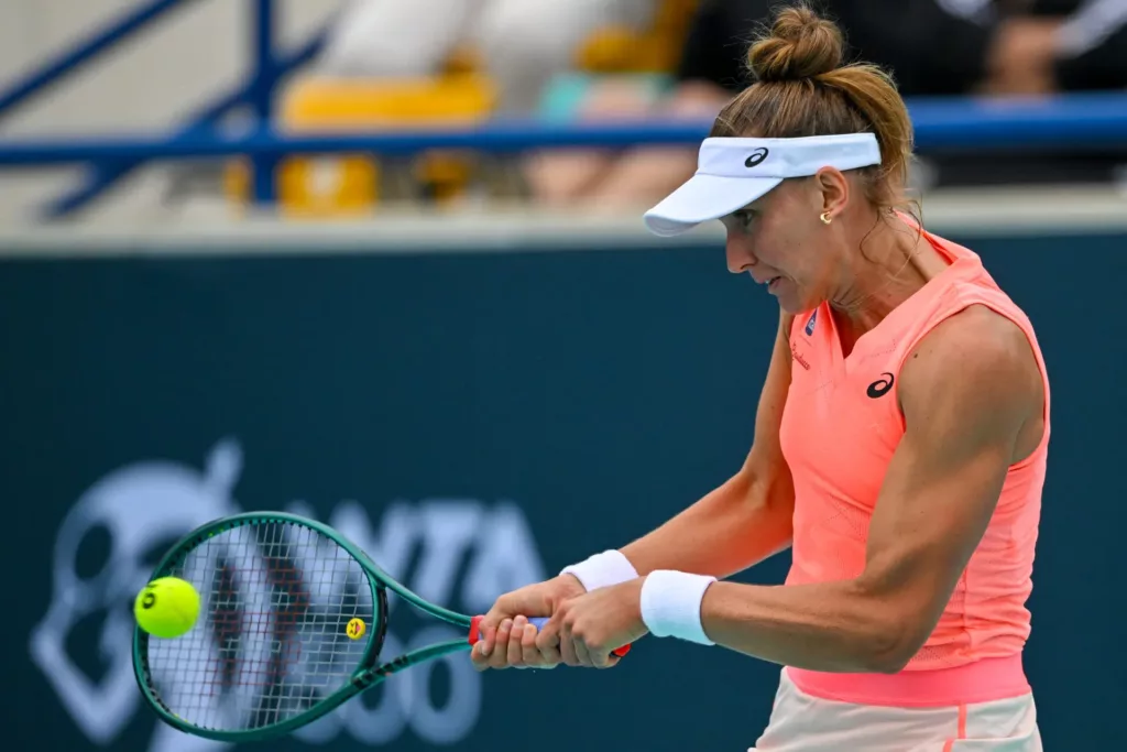 Beatriz Haddad Maia perde para russa e está fora da final do Torneio de Abu Dabi