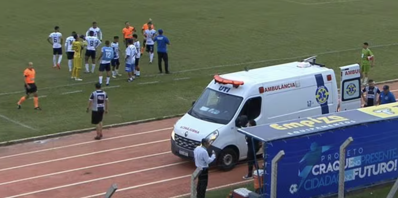 Paulista A3: Jogador deixa estádio de ambulância com desidratação e fadiga severa