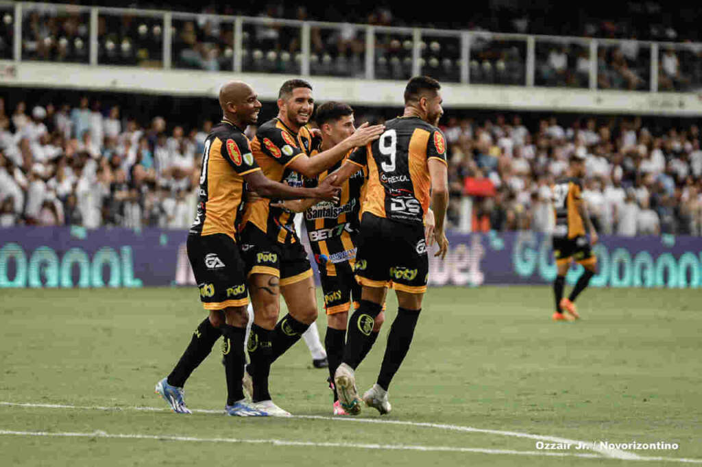 Eduardo Baptista celebra vitoria contra o Santos Easy Resize.com