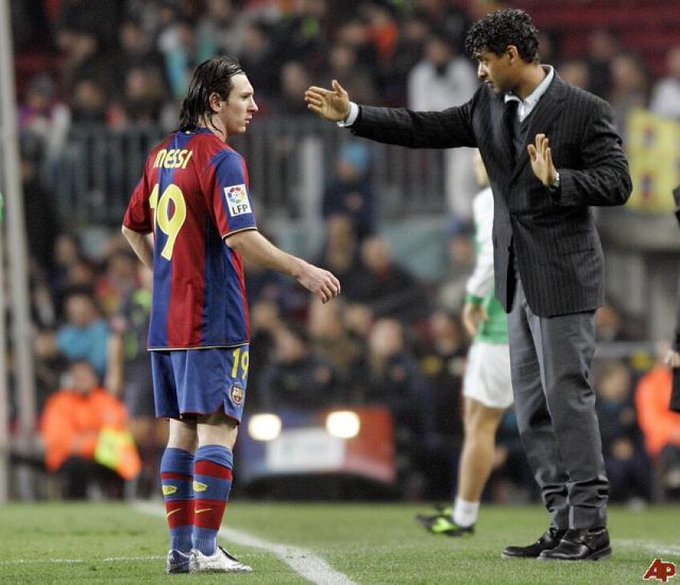 Espanhol: Frank Rijkaard, ex-técnico de Ronaldinho e Deco, é cogitado para assumir Barcelona, diz jornal