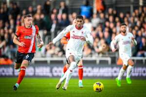 INGLÊS: Manchester United vence o Luton Town e mira vaga na Liga dos Campeões