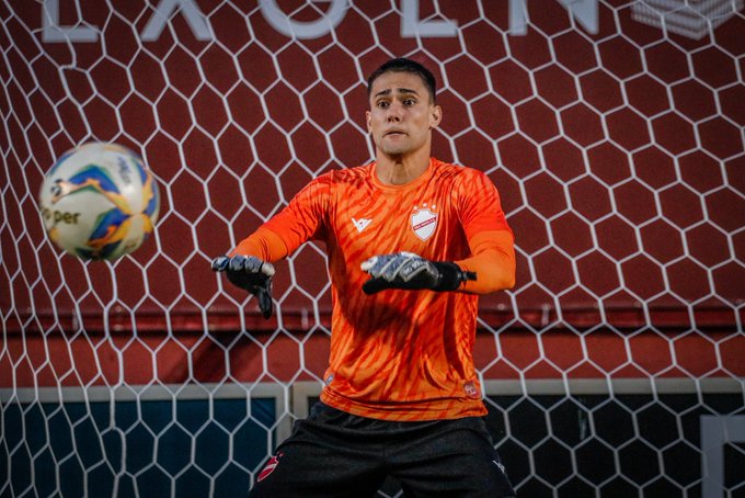 Goleiro do Vila Nova sofre convulsao antes de treino
