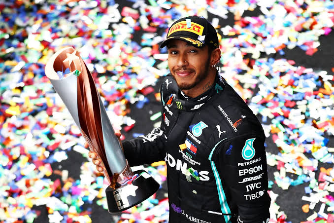 F1: Hamilton revela ‘gama de emoções’ e ‘sonho de infância’ em acerto com a Ferrari