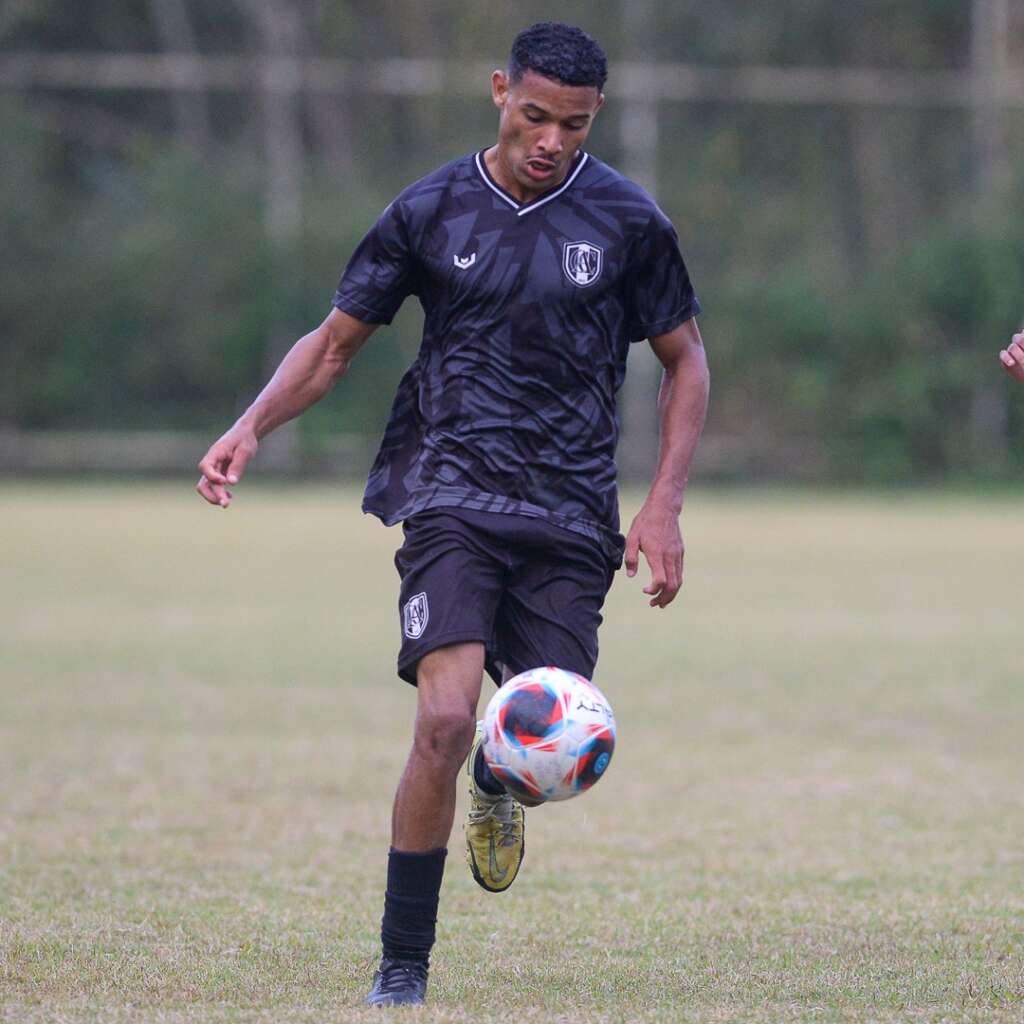 Após se destacar no futebol carioca, jovem atacante fica próximo de clube Catarinense 4 IMG 20240210 WA0008