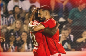 GAÚCHO: Internacional vence o lanterna Santa Cruz e continua na cola do Grêmio