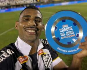 Paulista: Zagueiro do Santos, escolhido o 'craque do jogo', festeja vitória frente ao Água Santa