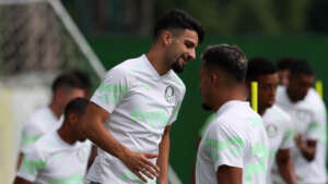 Flaco López comemora boa fase e enaltece competitividade no Palmeiras: 'Faz todos melhorarem'