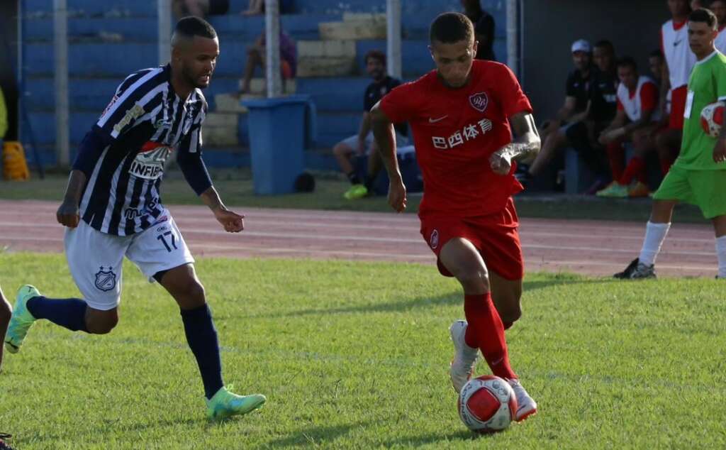 Paulista A3: Torcedor do Lemense pula alambrado, ajuda em atendimento médico e é retirado pela PM