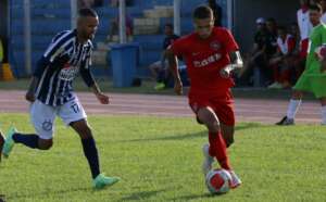 Paulista A3: Torcedor do Lemense pula alambrado, ajuda em atendimento médico e é retirado pela PM