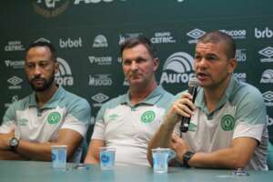 Louzer é apresentado na Chapecoense e afirma: 'Vamos tirar o clube dessa situação'