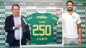 Zagueiro Luan recebe homenagem pelos 250 jogos no Palmeiras: 'Motivo de muito orgulho'