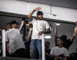 Neymar é ovacionado por torcida do Santos e 'invade' coletiva para parabenizar Carille. VEJA VÍDEOS